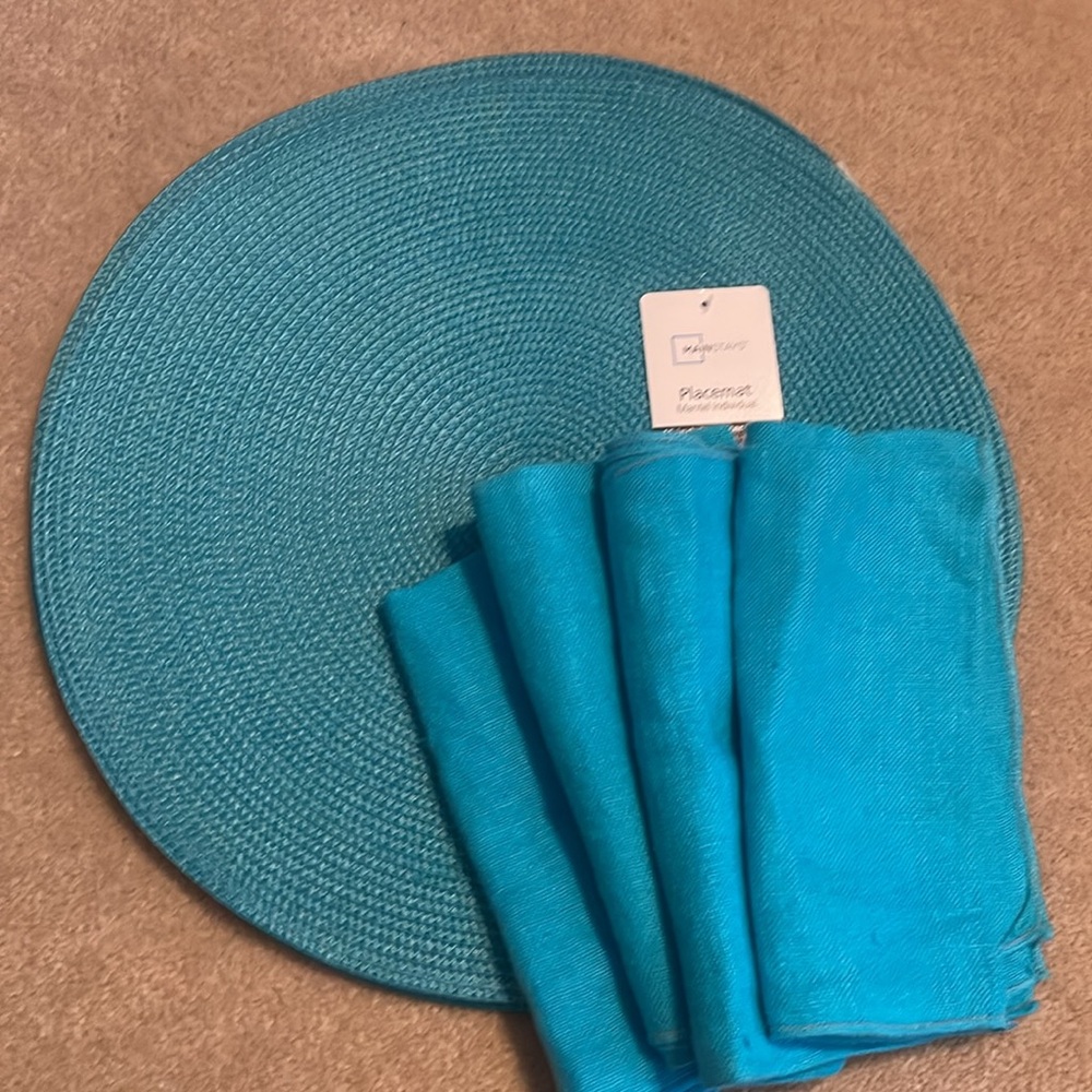 MAINSTAY NWT 15” ROUND WOVEN PLACEMATS WITH 4 NAPKINS AQUA